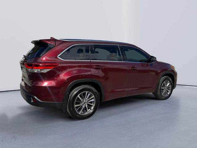 Photo of 2018 Ooh La La Rouge Mica Toyota Highlander