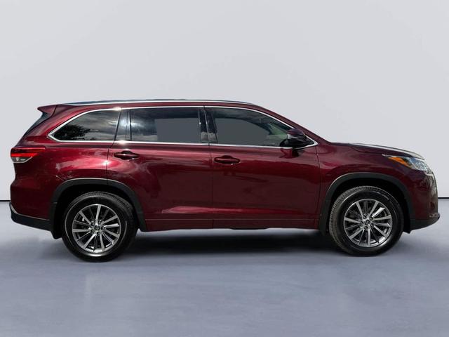 Photo of 2018 Ooh La La Rouge Mica Toyota Highlander