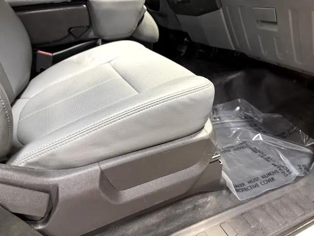 Photo of 2016 Oxford White Ford F-350