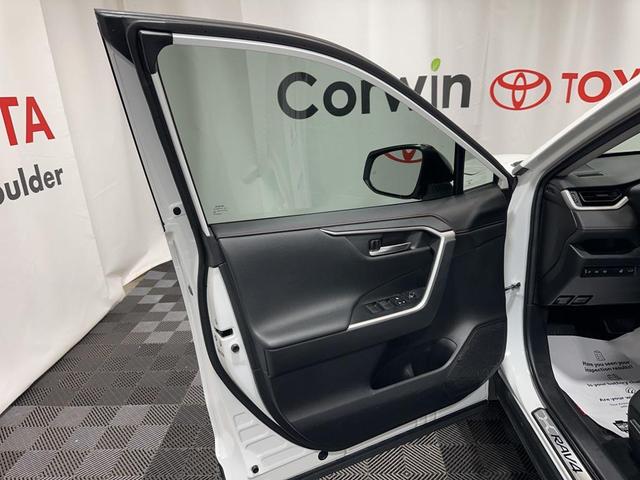 Photo of 2021 Super White Toyota RAV4