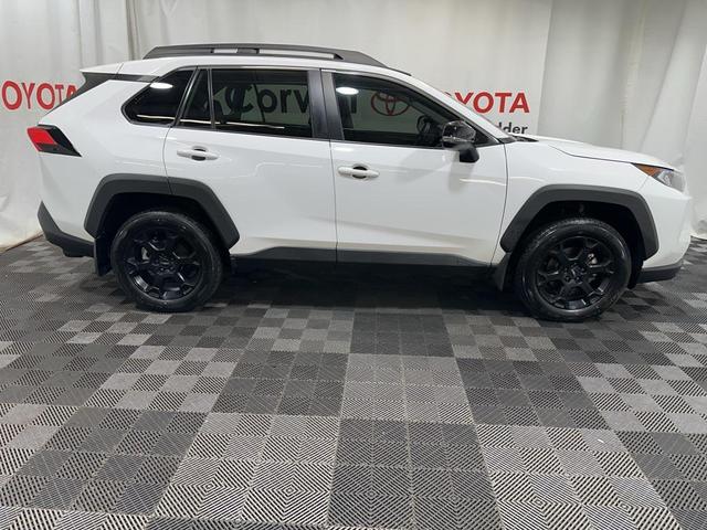 Photo of 2021 Super White Toyota RAV4