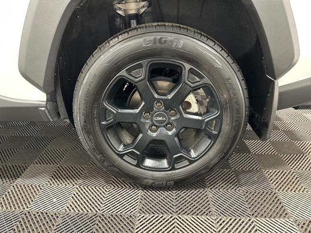 Photo of 2021 Super White Toyota RAV4