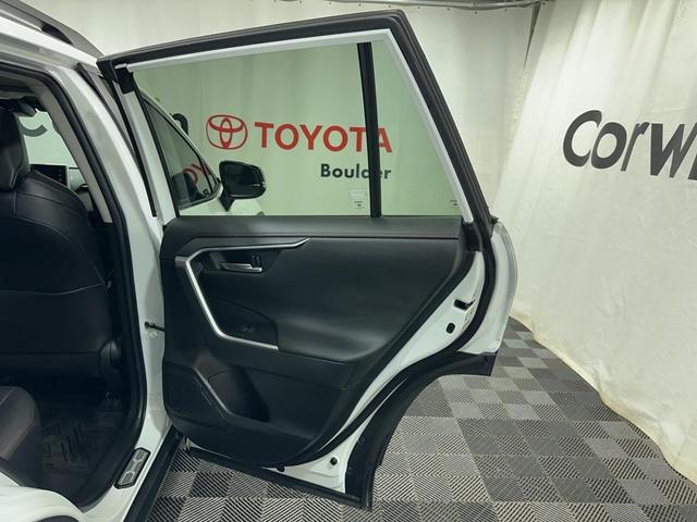 Photo of 2021 Super White Toyota RAV4