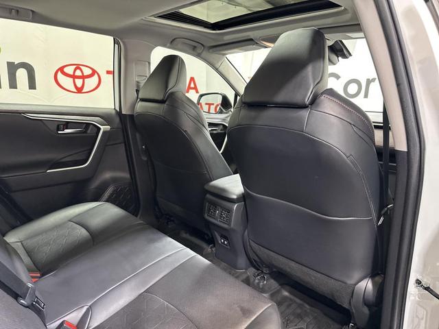Photo of 2021 Super White Toyota RAV4