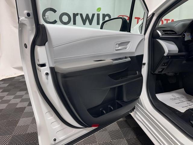 Photo of 2025 Wind Chill Pearl Toyota Sienna