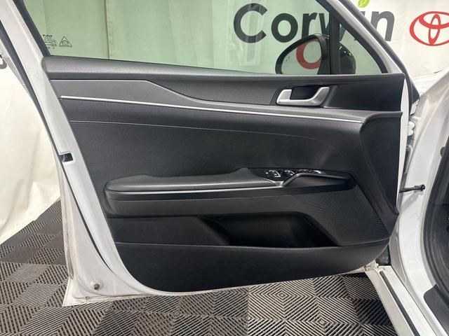 Photo of 2022 Glacial White Pearl Kia K5