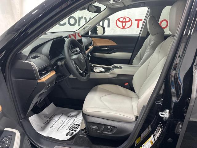 Photo of 2025 Midnight Black Metallic Toyota Grand Highlander