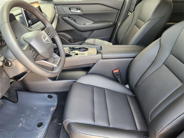Photo of 2025 Super Black Nissan Rogue