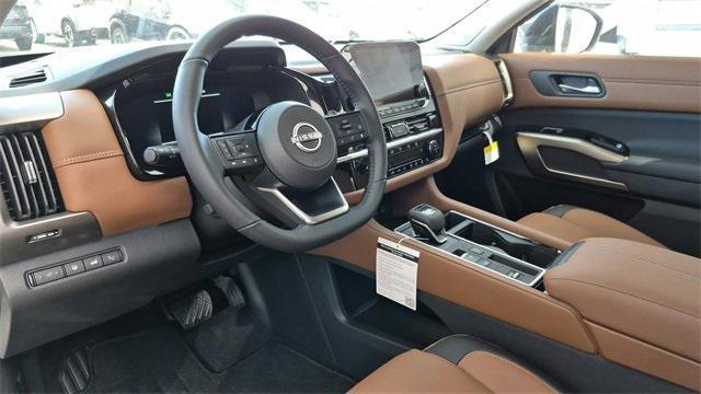 Photo of 2025 Solid Gray/Super Black Nissan Pathfinder