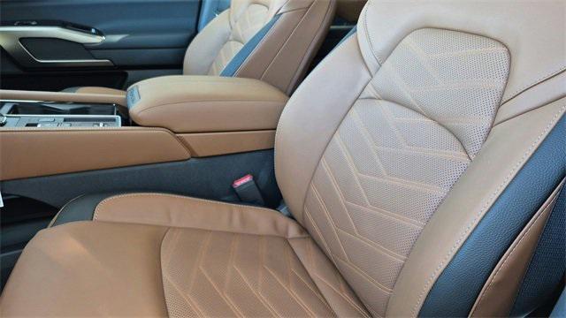 Photo of 2025 Solid Gray/Super Black Nissan Pathfinder