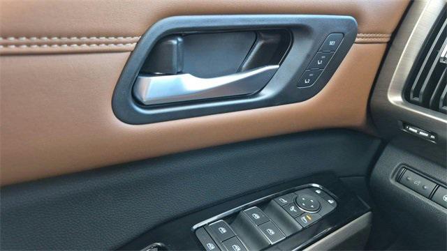 Photo of 2025 Solid Gray/Super Black Nissan Pathfinder
