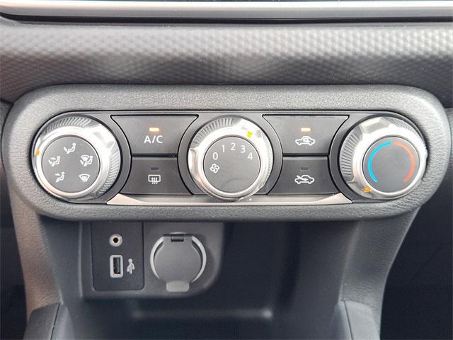 Photo of 2025 Gun Metallic Nissan Kicks