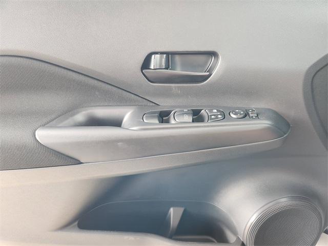 Photo of 2025 Gun Metallic Nissan Kicks
