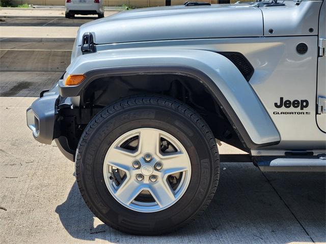 Photo of 2023 Silver Zynith Clearcoat Jeep Gladiator