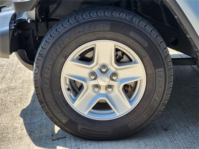 Photo of 2023 Silver Zynith Clearcoat Jeep Gladiator