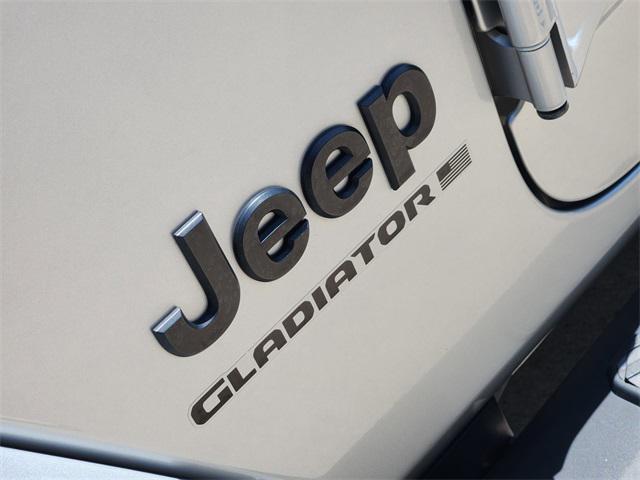 Photo of 2023 Silver Zynith Clearcoat Jeep Gladiator