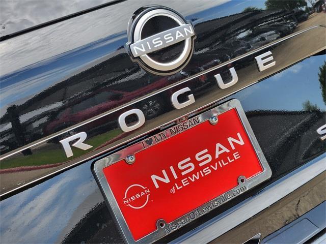 Photo of 2025 Super Black Nissan Rogue