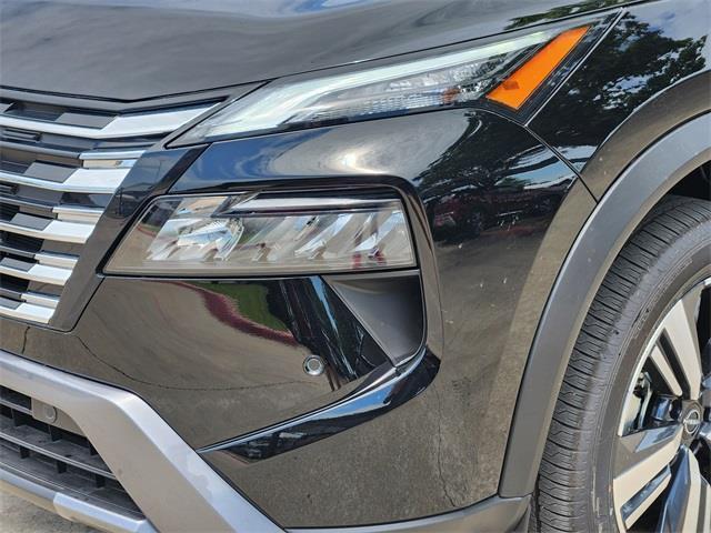 Photo of 2025 Super Black Nissan Rogue