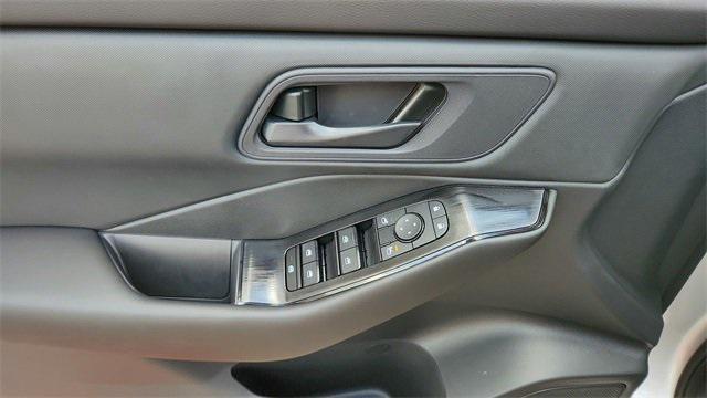 Photo of 2025 Brilliant Silver Metallic Nissan Rogue