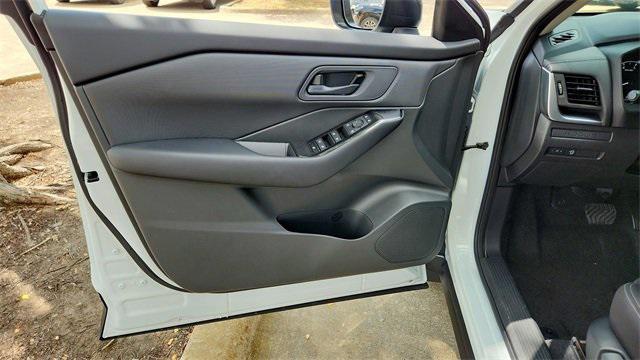 Photo of 2025 Glacier White Nissan Rogue
