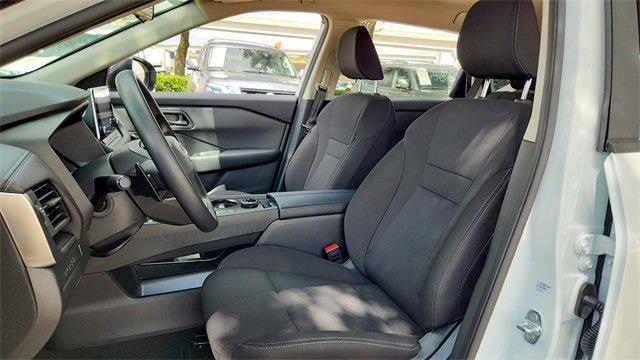 Photo of 2025 Glacier White Nissan Rogue