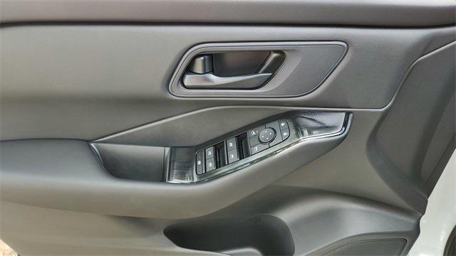 Photo of 2025 Glacier White Nissan Rogue