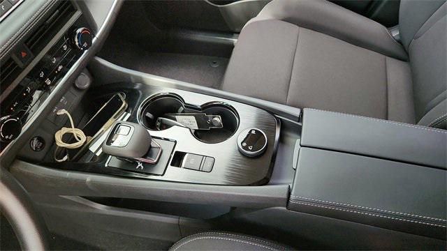 Photo of 2025 Glacier White Nissan Rogue