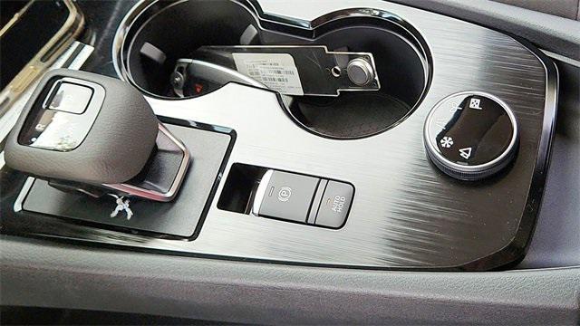 Photo of 2025 Glacier White Nissan Rogue