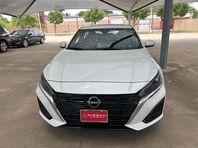 Photo of 2025 Pearl White Tricoat Nissan Altima