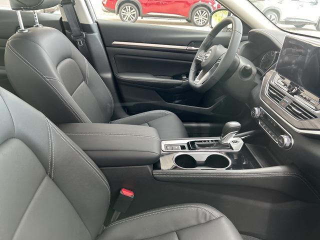 Photo of 2025 Pearl White Tricoat Nissan Altima