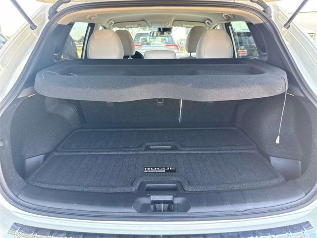 Photo of 2021 Pearl White Tricoat Nissan Rogue Sport