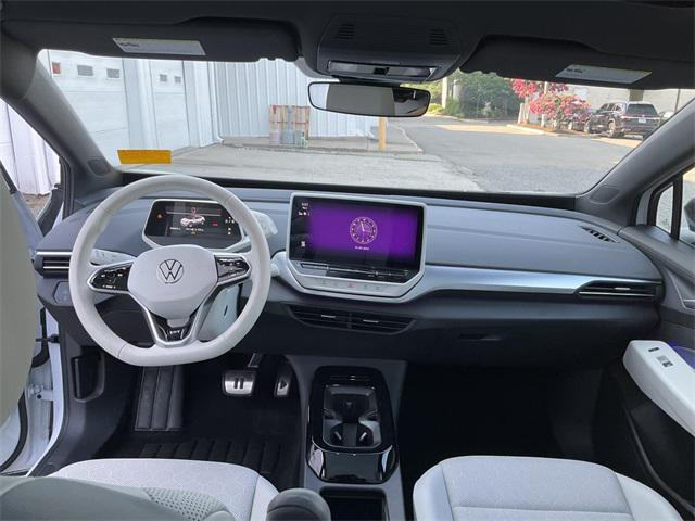 Photo of 2021 Glacier White Metallic/Black Roof Volkswagen ID.4