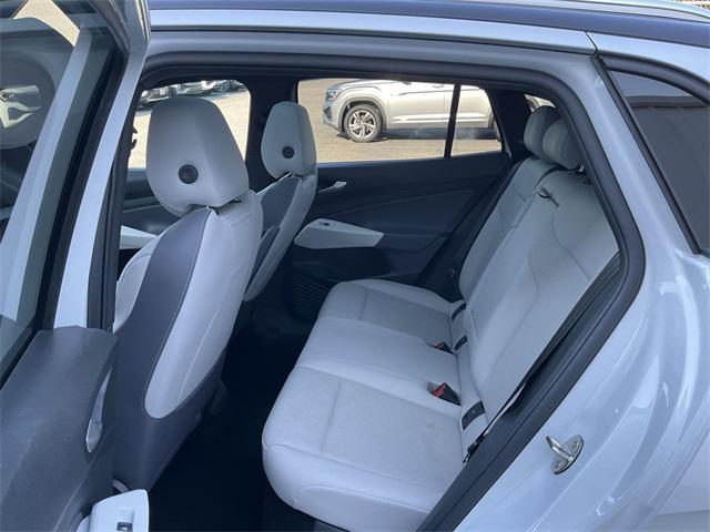 Photo of 2021 Glacier White Metallic/Black Roof Volkswagen ID.4