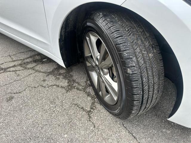 Photo of 2018 White Hyundai ELANTRA