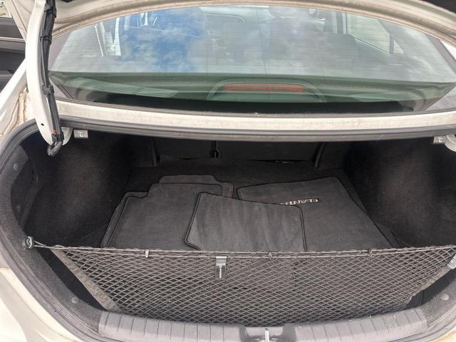 Photo of 2018 White Hyundai ELANTRA