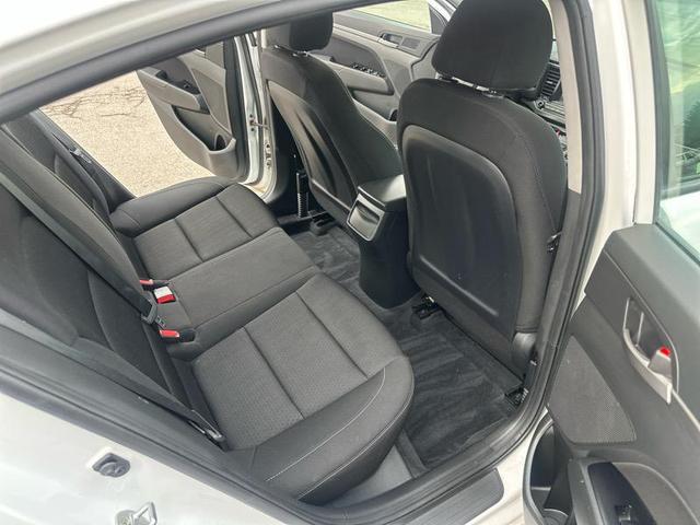 Photo of 2018 White Hyundai ELANTRA