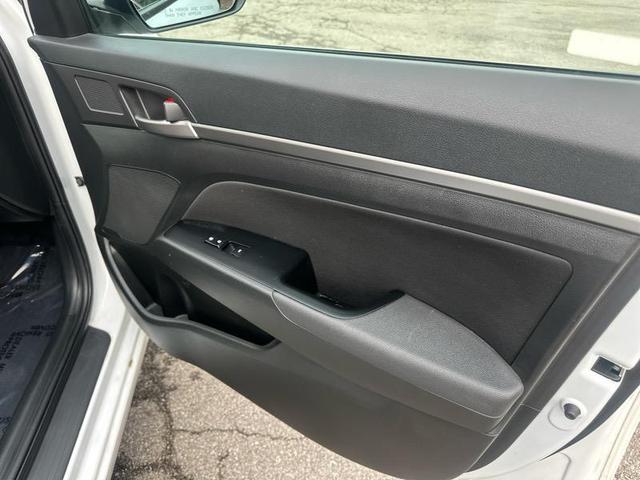 Photo of 2018 White Hyundai ELANTRA
