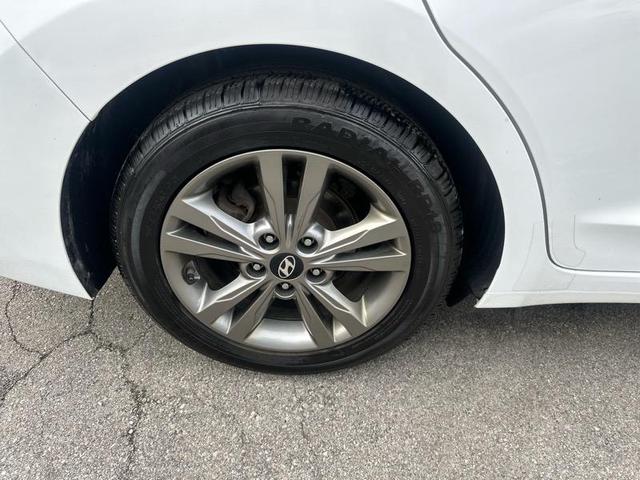 Photo of 2018 White Hyundai ELANTRA