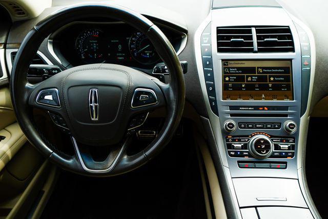 Photo of 2018 WHITE PLATINUM MET TRI-COAT Lincoln MKZ
