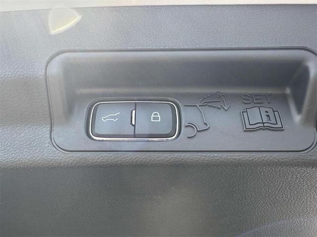 Photo of 2024 White Ford Explorer