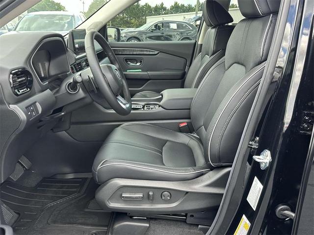 Photo of 2025 Crystal Black Pearl Honda Pilot