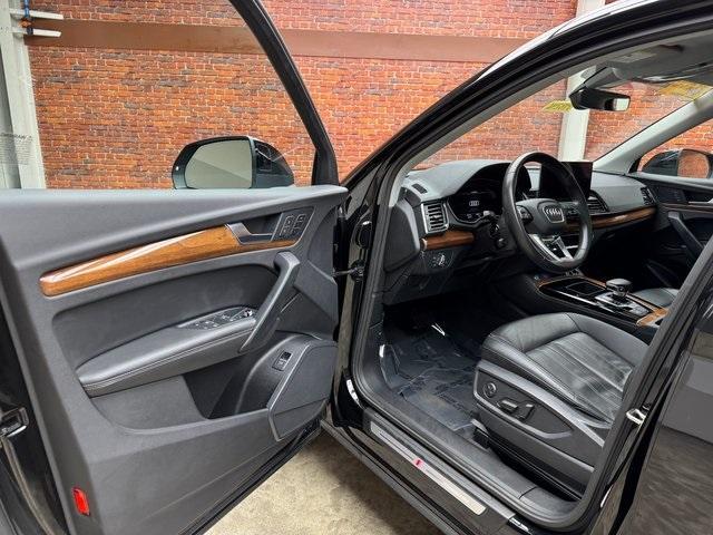 Photo of 2022 Mythos Black Metallic Audi Q5