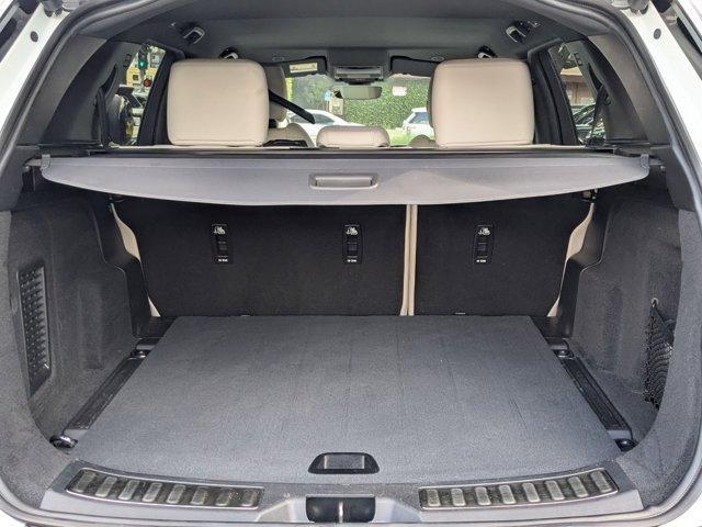 Photo of 2023 Fuji White Land Rover Discovery Sport