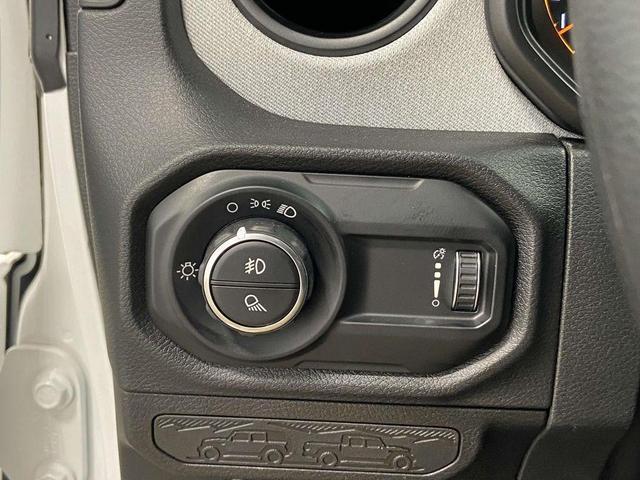 Photo of 2025 Bright White Clearcoat Jeep Gladiator