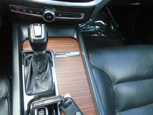 Photo of 2021 White Volvo S60