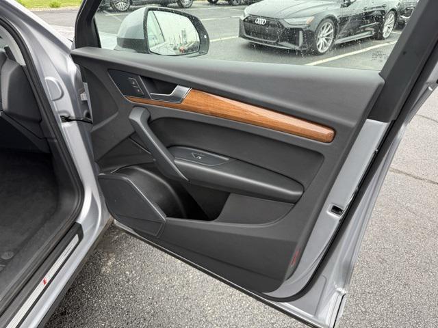 Photo of 2022 Florett Silver Metallic Audi Q5