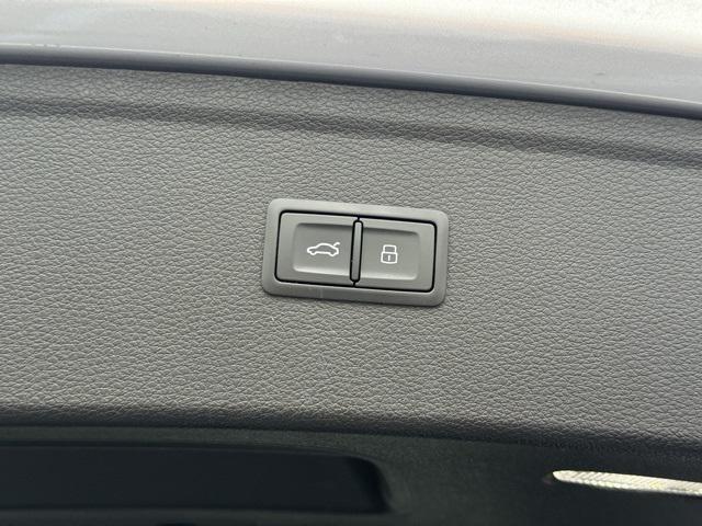 Photo of 2022 Florett Silver Metallic Audi Q5