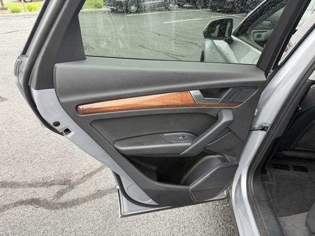 Photo of 2022 Florett Silver Metallic Audi Q5