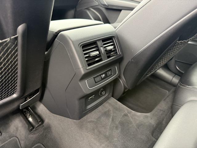 Photo of 2022 Florett Silver Metallic Audi Q5