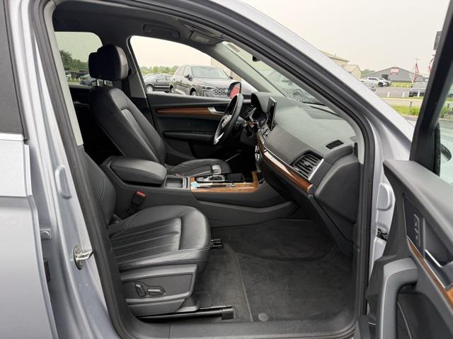 Photo of 2022 Florett Silver Metallic Audi Q5